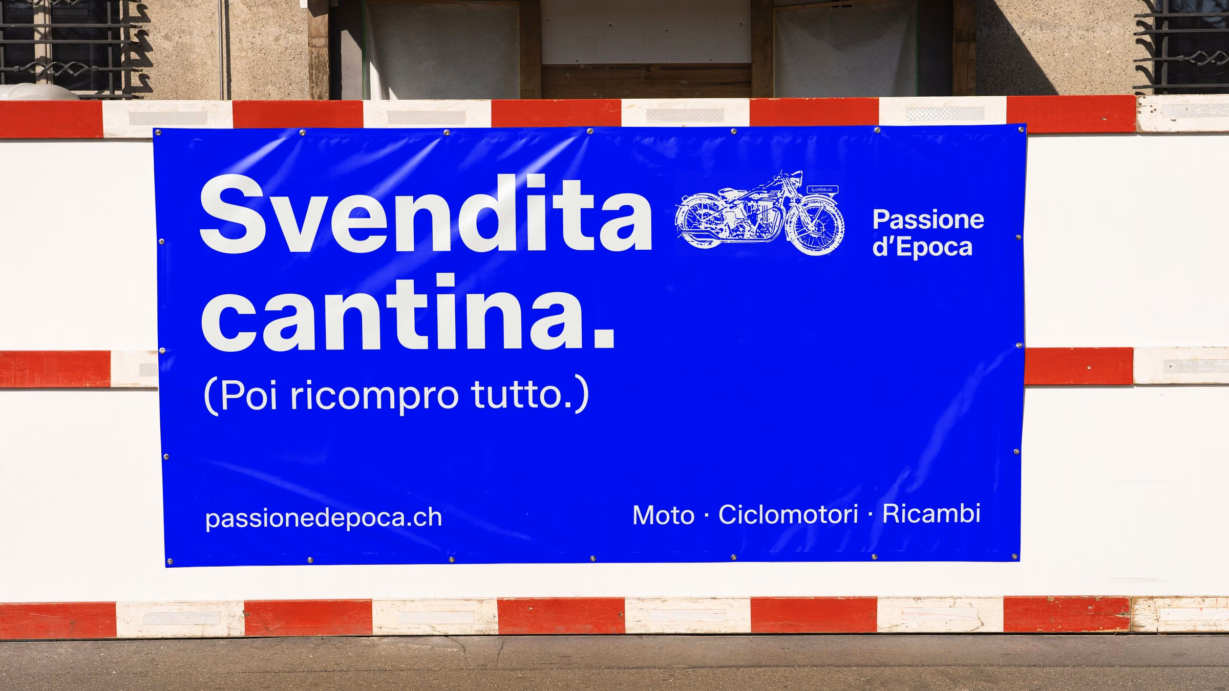 Passione d’Epoca banner on a site fence: Svendita cantina. (Poi ricompro tutto.)