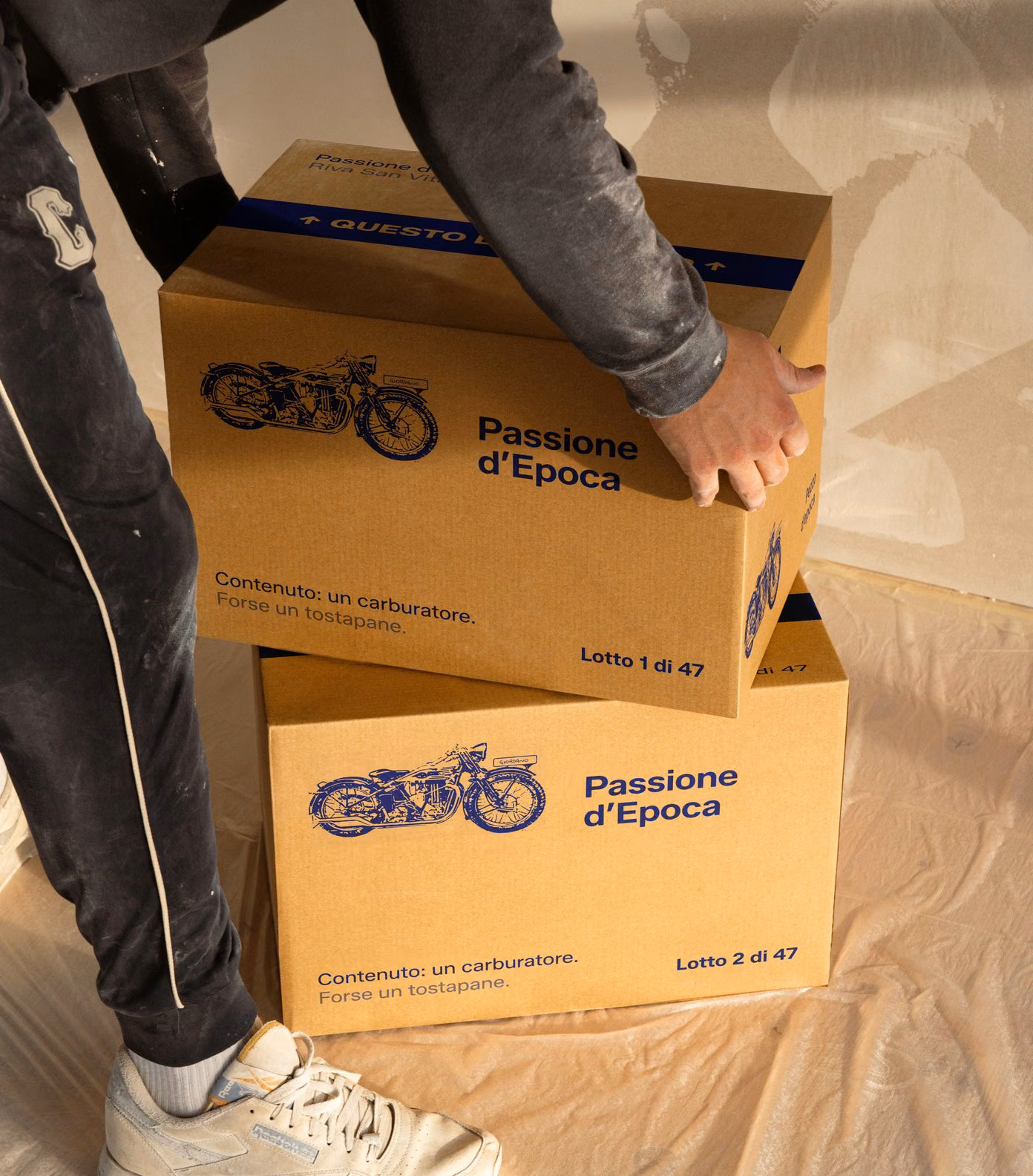 Two Passione d’Epoca shipping boxes: Contenuto: un carburatore. Forse un tostapane. Lotto 1 e 2 di 47