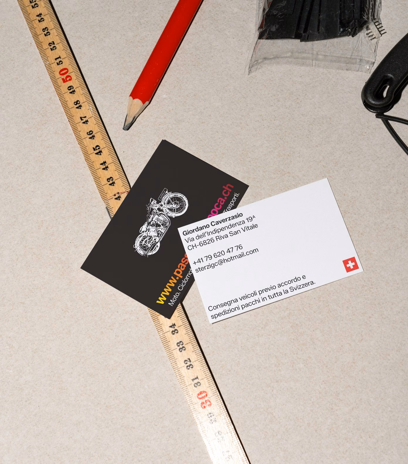 Passione d’Epoca business cards on the workbench: the motorcycle on black and Giordano’s details on white