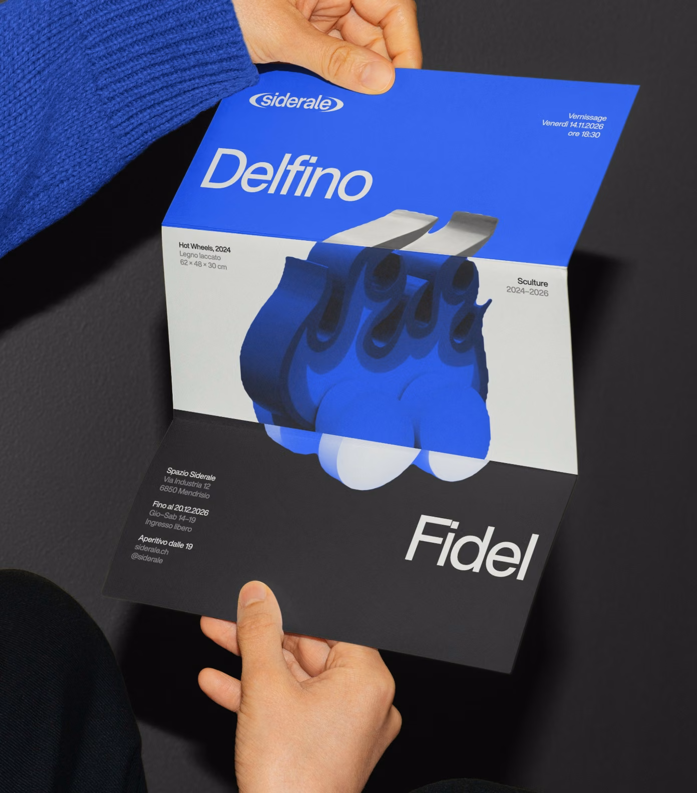 Siderale flyer for Delfino Fidel’s vernissage, folded in three: blue, warm white and dark grey, with his Hot Wheels sculpture in duotone across the folds